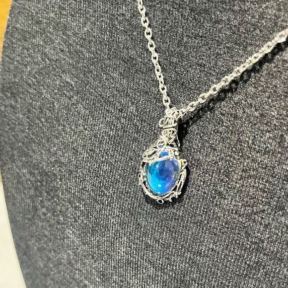 Silver Chain Necklace w/ Stunning Bright Blue Stone - Picture 6 of 7